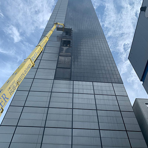 Pv Reinigung an Hochhauswand