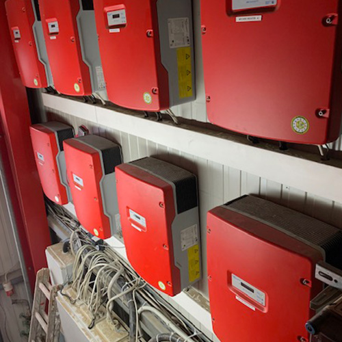 Pv Reinigung an Hochhauswand