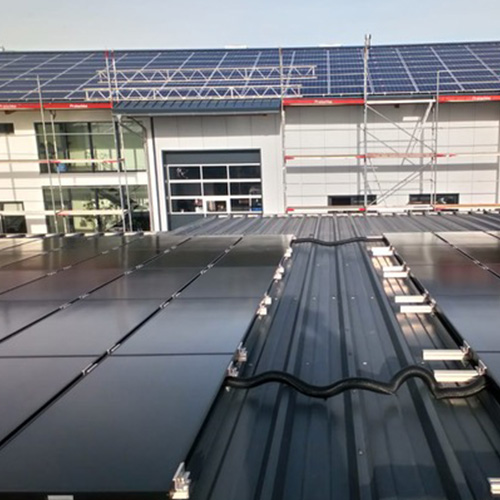 Pv Reinigung an Hochhauswand